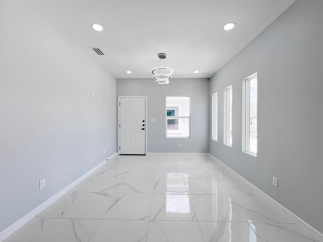 Building Photo - 829 N Woodson Ave