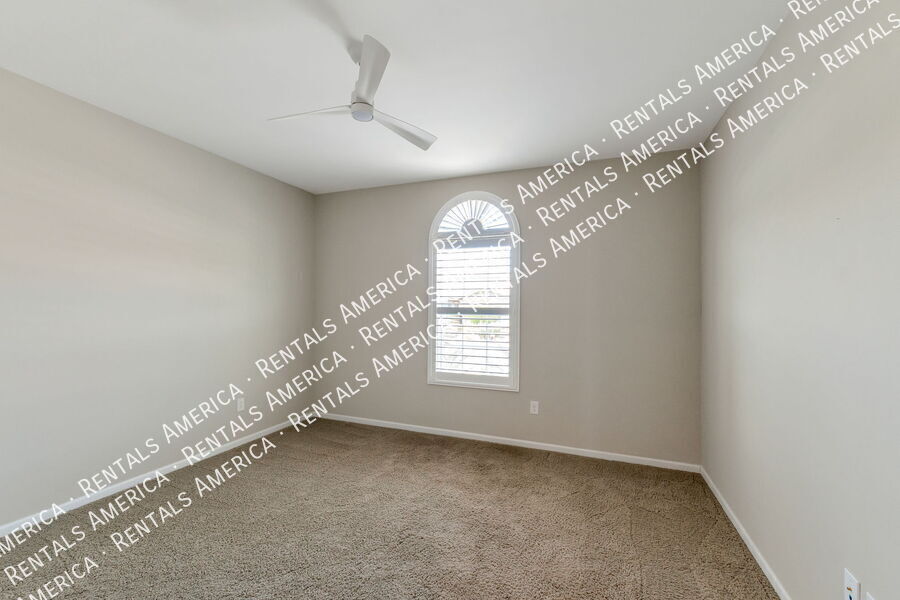 Building Photo - 7631 W Laurel Ln