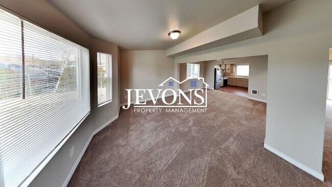 Building Photo - Enchanting 2020-built single-family home in Yakima