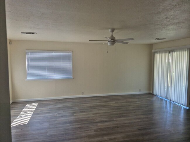 Building Photo - Remodeled 3 Bedroom 2 Bathroom Carmichael ...
