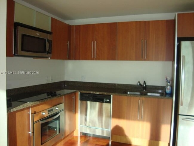 Building Photo - 300 S Biscayne Blvd