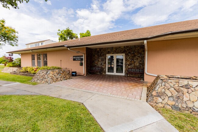 Building Photo - 2811 Somerset Dr