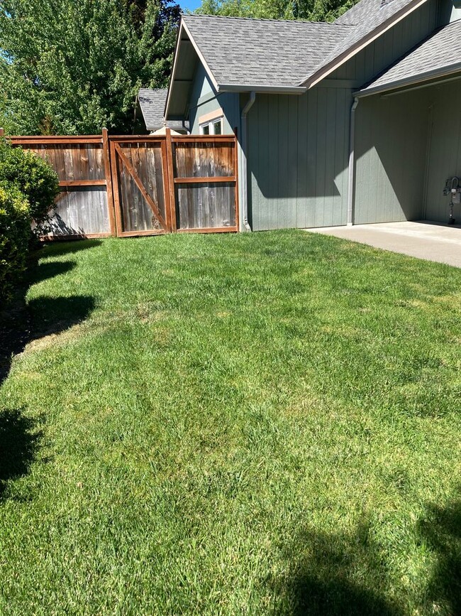 Building Photo - 2 Bedroom 2.5 Bath Townhome
