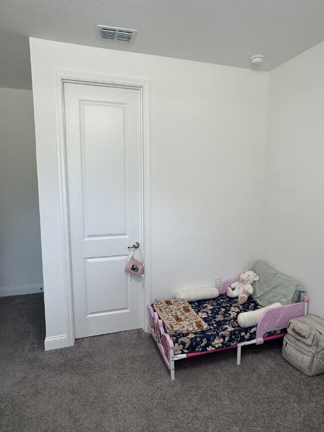 Building Photo - For Rent - Spring Move in Special ... 2nd Month's Rent FREE! (if sign a lease before the end of M...