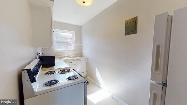 Building Photo - 6186 Greenwood Dr