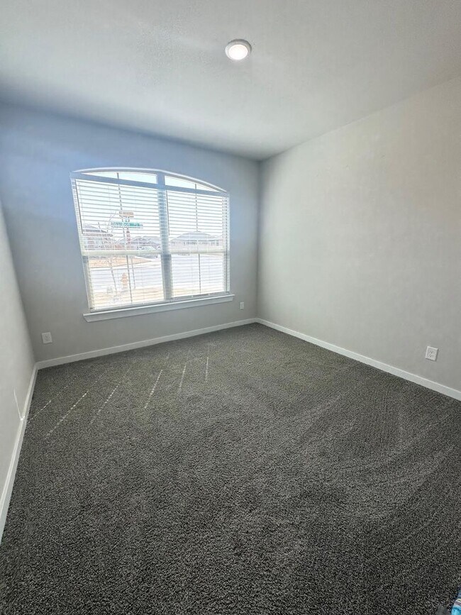 Building Photo - 5 Bedroom 4 Bathroom Ready to Rent ASAP!