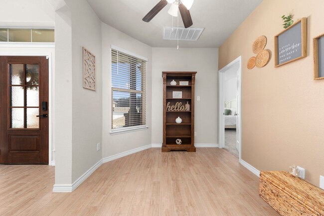 Building Photo - Upscale Living!