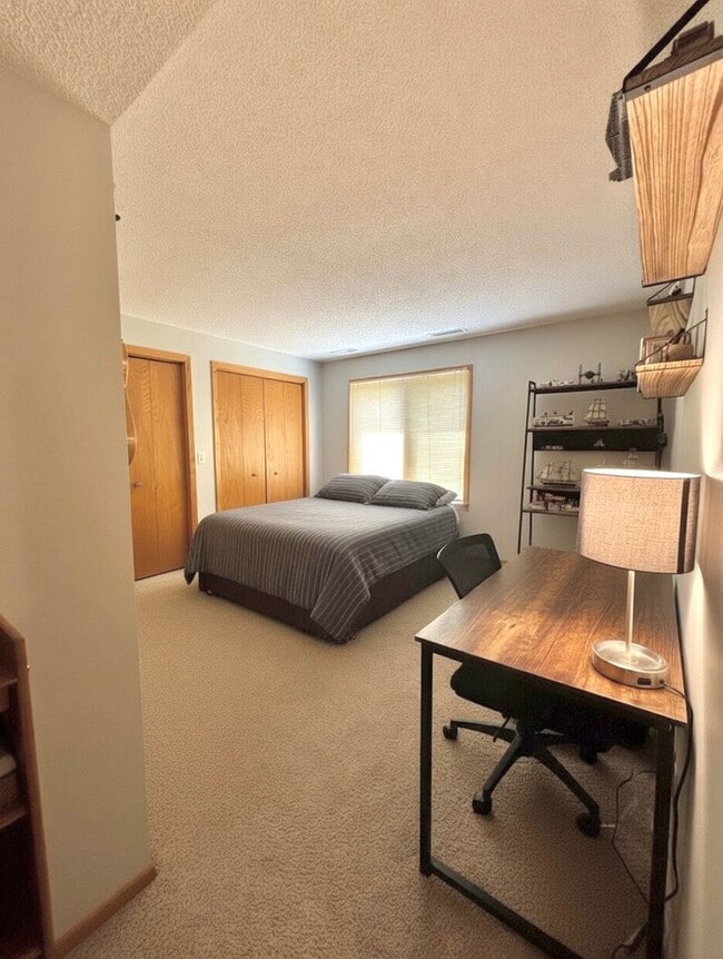 Building Photo - Entertainers dream in the heart of Eden Prairie! 3000+sf, updated, beautiful yard!!