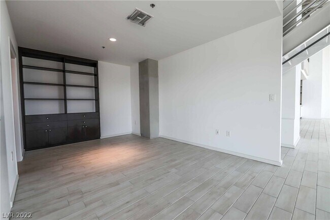 Building Photo - 900 S Las Vegas Blvd