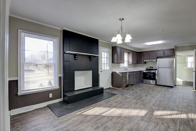 Building Photo - Three Bedroom Home Close to Ft. Campbell