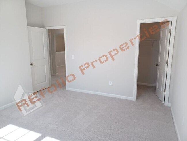 Building Photo - Gorgeous 4 Bedroom House with 1st Floor Pr...