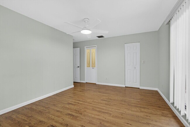 Building Photo - 323 Sandtree Dr