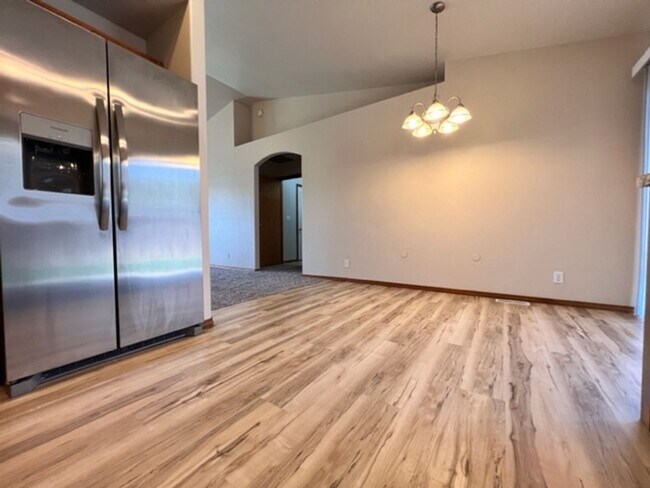 Building Photo - 2800 Fayette~Close to Park, Split Bedroom ...