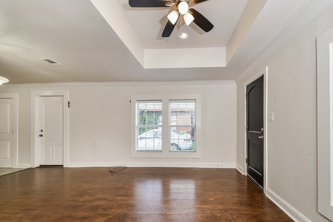 Building Photo - "Charming 2-Bedroom, 2-Bath Duplex in Prime Sherman Location – Your Perfect Home Awaits at 814 W....