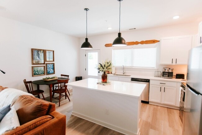 Building Photo - 284 Bailey St