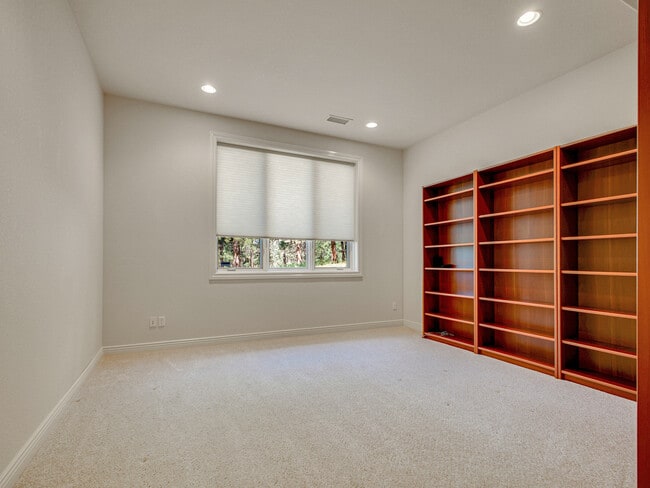 Building Photo - 30296 Snowbird Ln