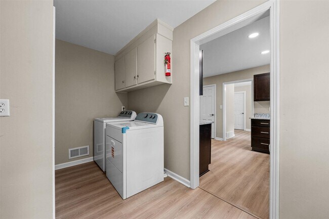 Building Photo - 725 Temple Ct