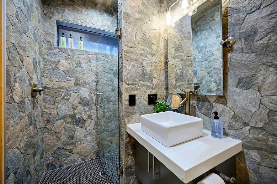 Building Photo - 173 Guppy Ln