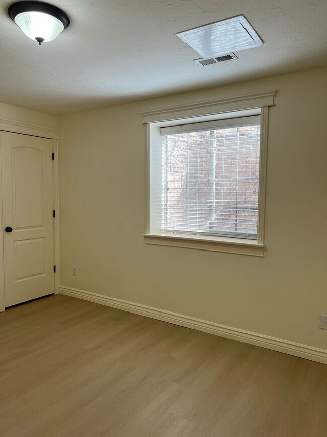 Building Photo - Stunning 5 bed 3.5 bath twin-home on the R...