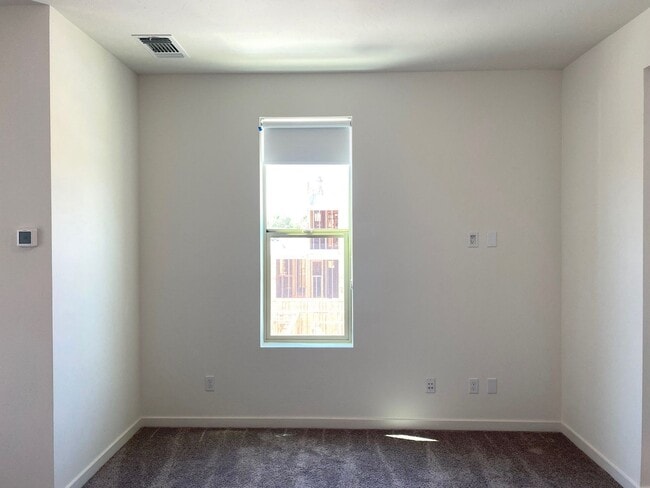 Building Photo - Vibrant 3 story 2bed/2.5bath home at the Mill at Broadway