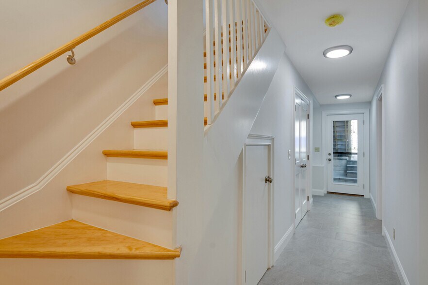 Building Photo - 31 School St