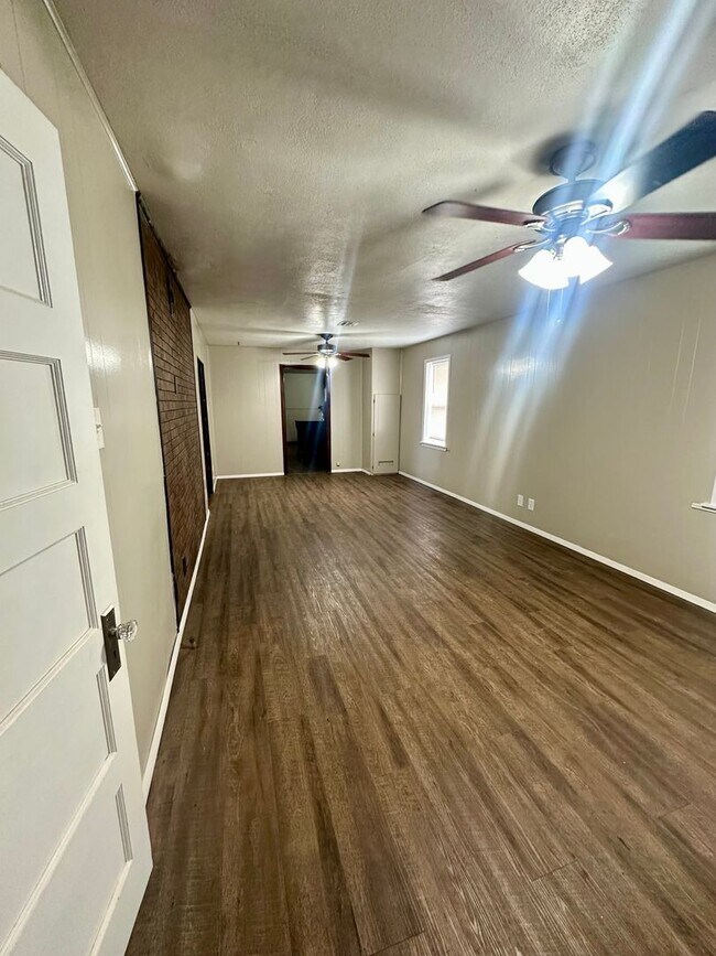 Building Photo - 3 bed 1 bath country house