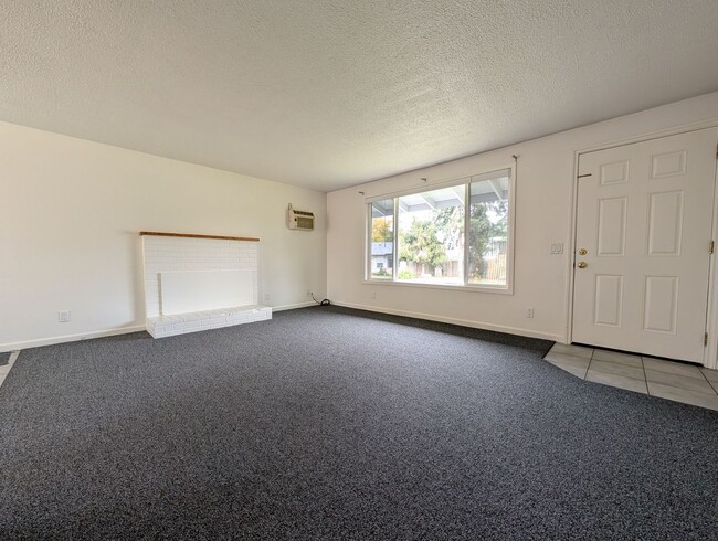 Building Photo - Lovely Updated 3-Bedroom, 1-Bath Home ~ Fu...