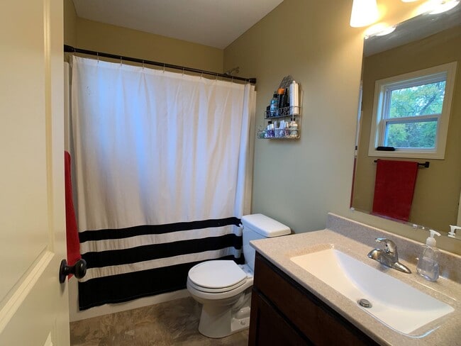 Building Photo - WOODED LOT! PRIVATE DRIVEWAY!