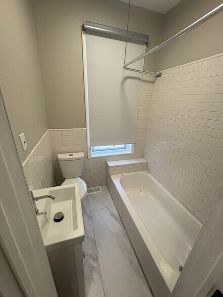 Building Photo - 5544 W Jefferson St