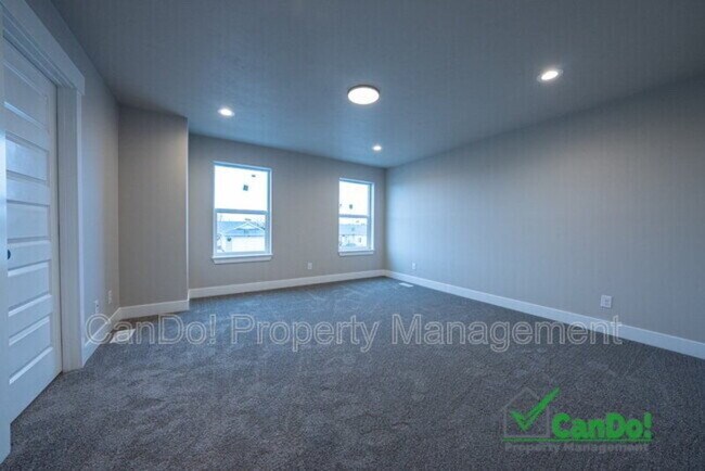 Building Photo - 3005 Sunburst Dr