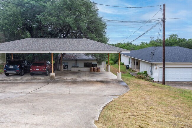 Building Photo - Massive 3 Bedroom, 3 Bath Duplex