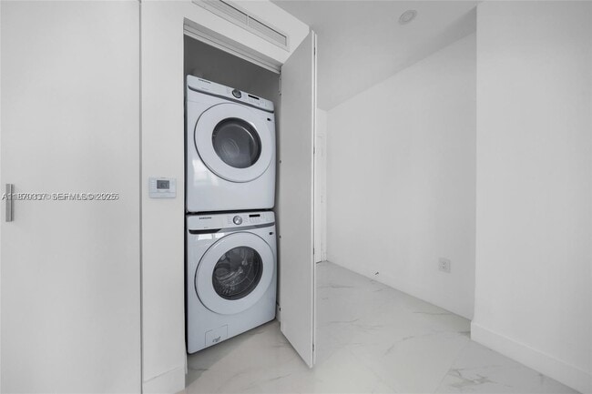 Building Photo - 700 NE 24th St