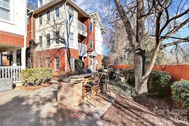 Building Photo - 105 S Summit Ave