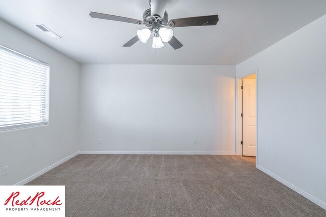 Building Photo - End Unit, DOG-FRIENDLY 3 Bedroom Townhome ...