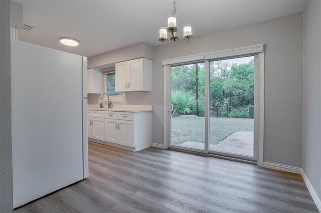 Building Photo - 600 Bramble Dr