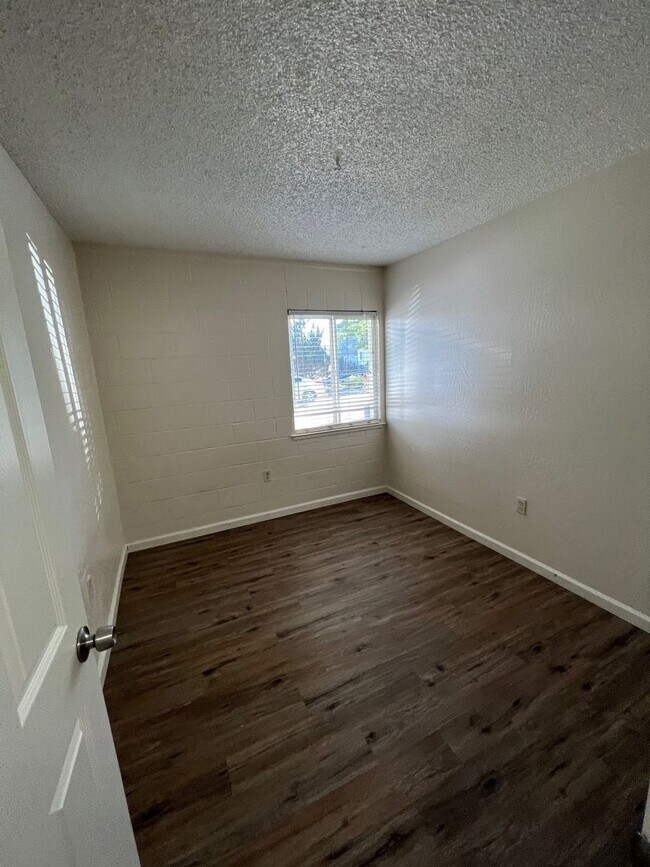 Building Photo - 190 Griswold Way