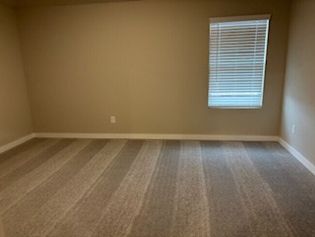 Building Photo - New Home! 1st month free!