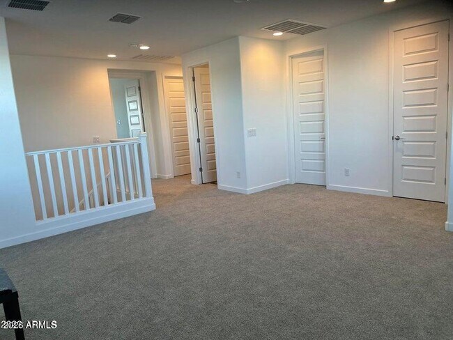 Building Photo - 9115 W Glenrosa Ave