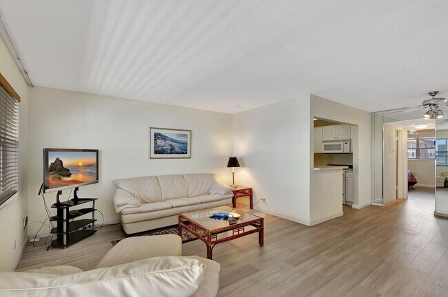 Building Photo - 100 Shore Ct