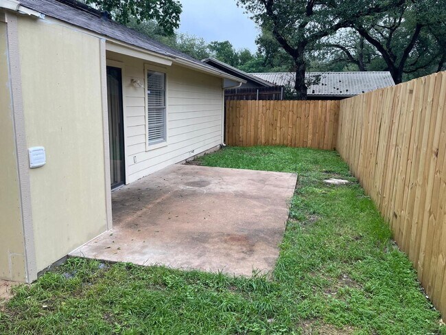 Building Photo - 9405 Newberry Dr