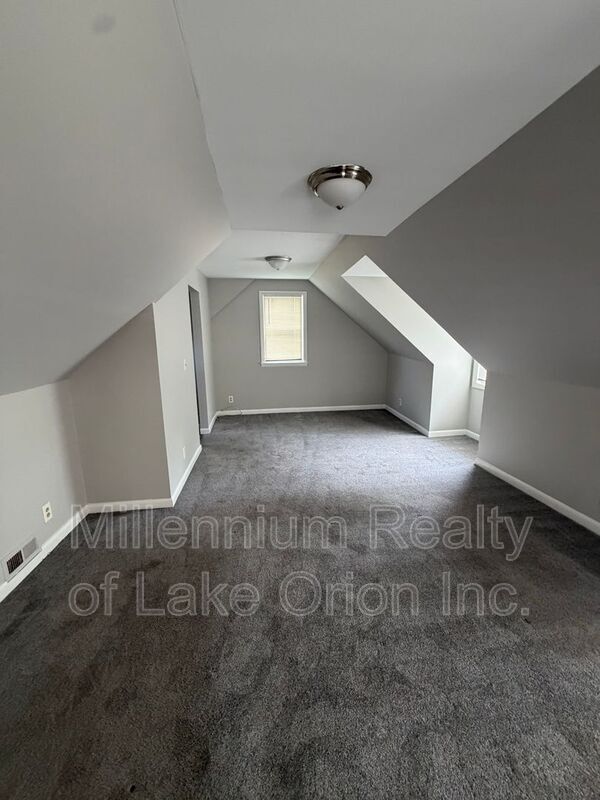 Building Photo - 735 E Milton Ave