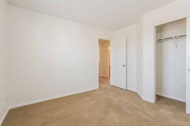 Building Photo - 4240 E Brookwood Pl