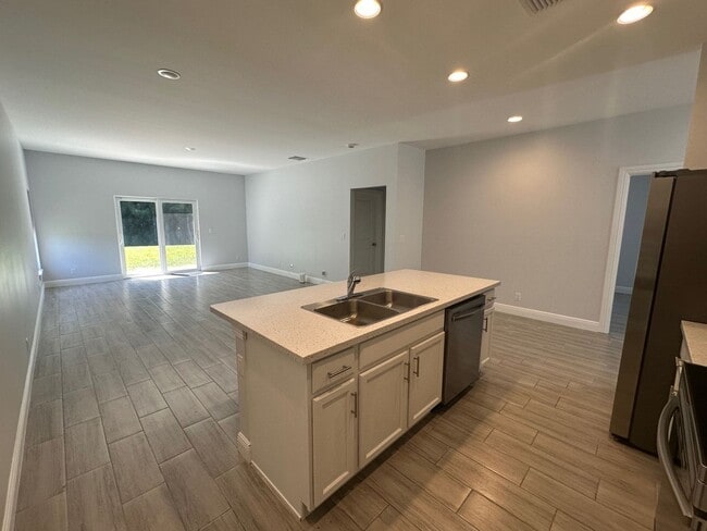 Building Photo - 3 Bedroom 2 Bath 1 Car Garage