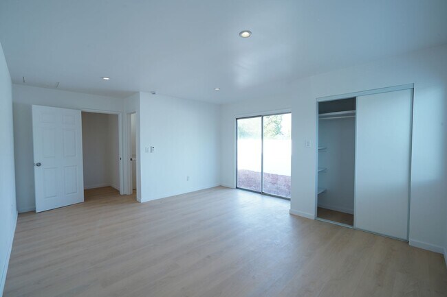 Building Photo - 1443 N Riverside Ave
