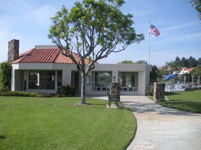 Building Photo - 3 BR Condo in Carlsbad! Close to Walking T...