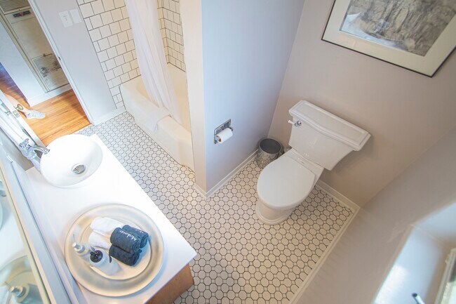 Building Photo - 2423 Rose Ave NW