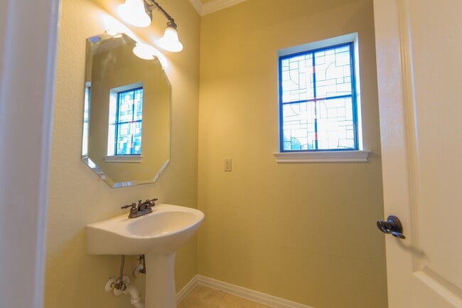 Building Photo - Town Centre Condo close to Dell and Shoppi...