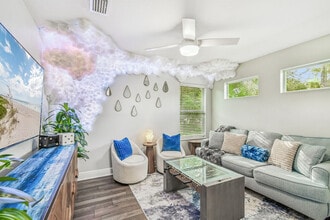 Building Photo - 109 W Hollywood St