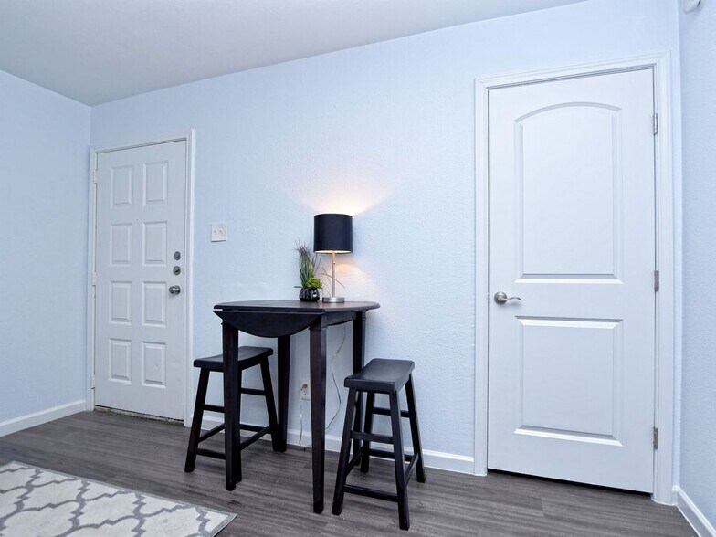 Building Photo - 1840 Burton Dr