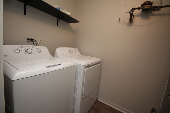 Building Photo - 698 Fieldcrest Dr